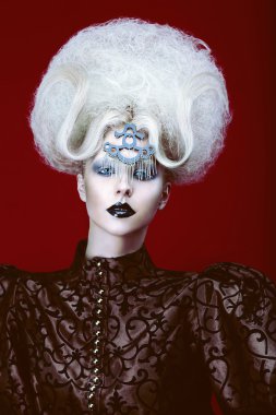 yaratıcı saç modeli olan kadın