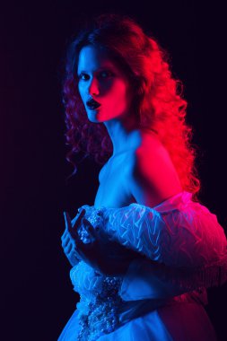 Kadın mavi ve kırmızı ışık