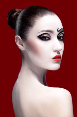 curlicues makyaj kadınla