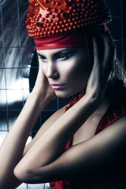 Kırmızı şapkalı kadın.