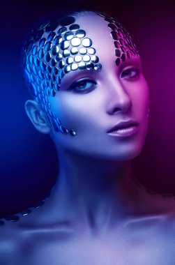 Kadının yüzündeki düğmeli