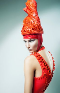 Kırmızı şapkalı kadın.