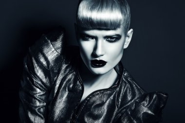 Kadın gümüş ceketli