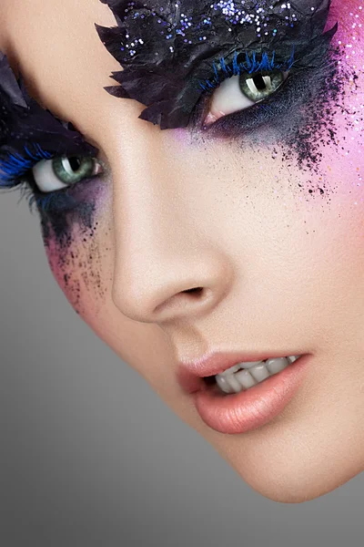Kvinna med kreativ make-up — Stockfoto