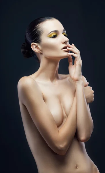 Mujer con maquillaje amarillo —  Fotos de Stock