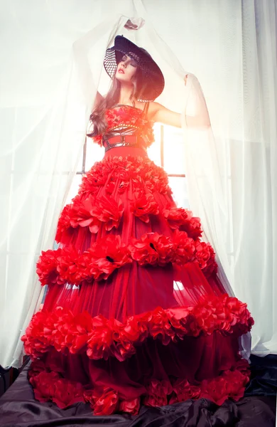 Femme en robe rouge — Photo