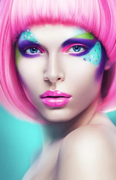 Kobieta w różowych peruk — Zdjęcie stockowe
