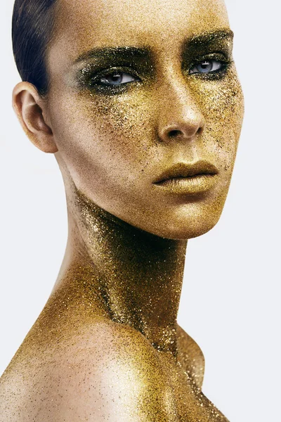 Kvinna i guld glitter — Stockfoto