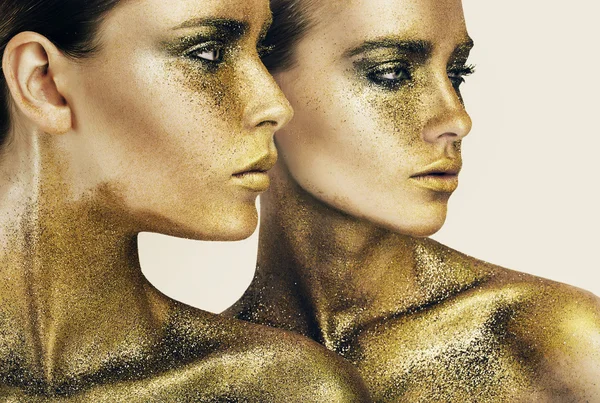 Deux jolies femmes aux paillettes d'or — Photo