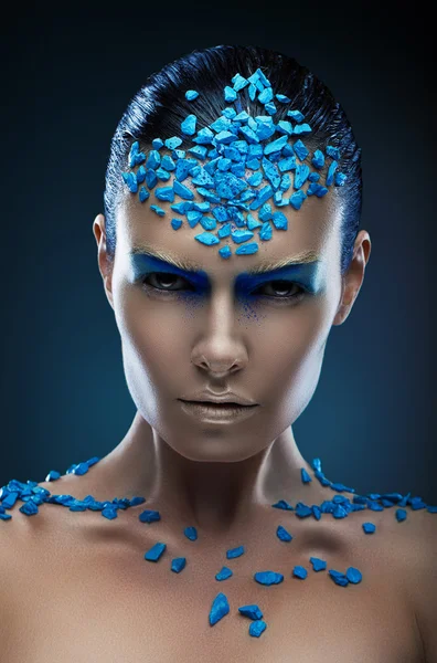 Jeune femme en pierres bleues — Photo