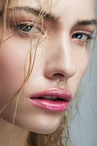 Mujer con labios rosados — Foto de Stock