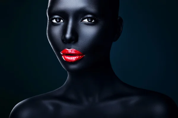Kobieta z czerwonymi ustami w ciemności — Zdjęcie stockowe