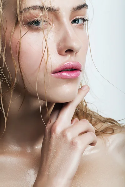 Mulher com lábios cor de rosa — Fotografia de Stock