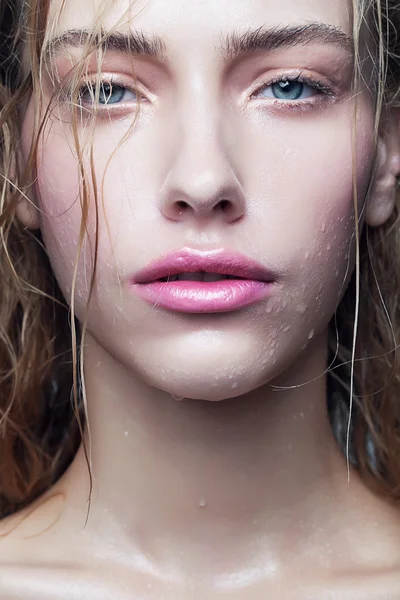 Женщина с розовыми губами — стоковое фото