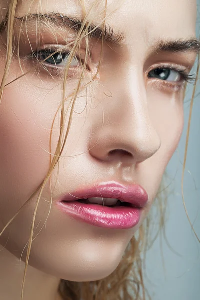 Mujer con labios rosados — Foto de Stock