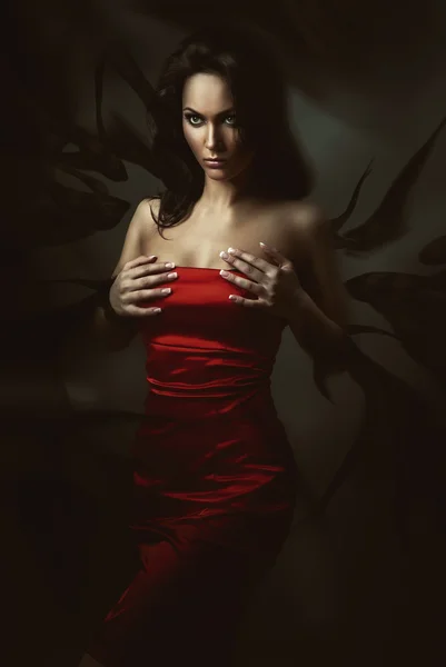 Femme en robe rouge — Photo