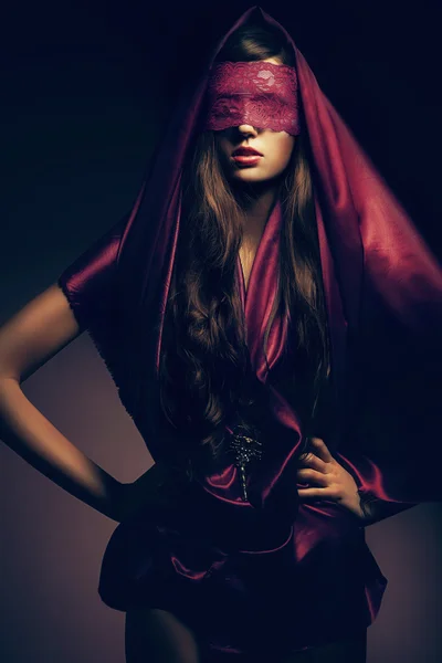 Mujer en Red Cape — Foto de Stock