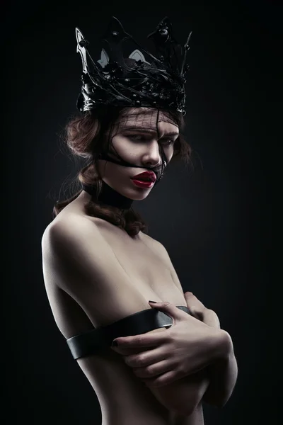 Vacker kvinna i mörk crown — Stockfoto