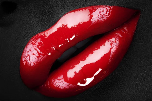 Hermosos labios rojos — Foto de Stock