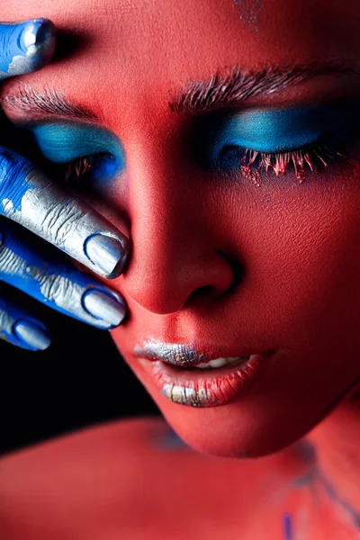 Geconfronteerd met creatieve make-up — Stockfoto