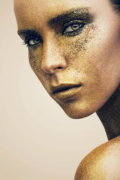 Женщина с золотыми блестками — стоковое фото