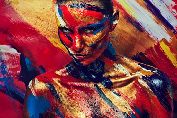 Mujer en pinturas de colores —  Fotos de Stock