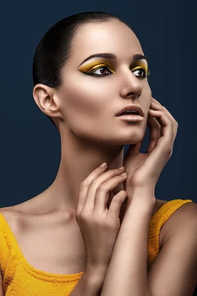 Девушка с желтым макияжем — стоковое фото