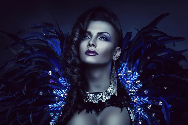 Woman in blue feather — Stock Photo, Image
