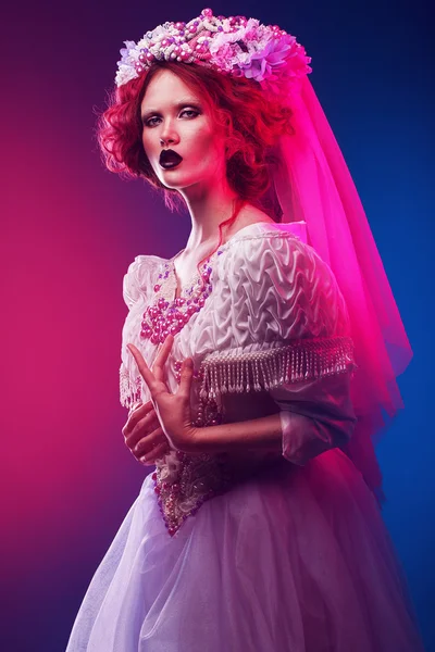 Vrouw in prachtige jurk — Stockfoto