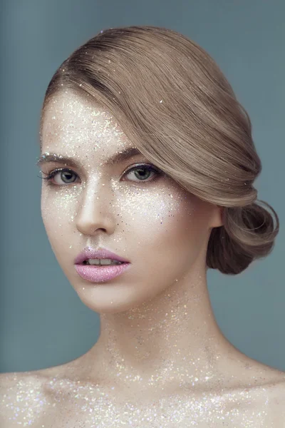 Retrato de una mujer con oropel en la cara — Foto de Stock