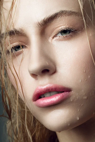 Gotas de água no rosto da mulher — Fotografia de Stock