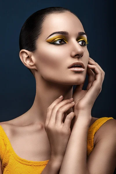 Жінка з жовтим макіяжем — стокове фото