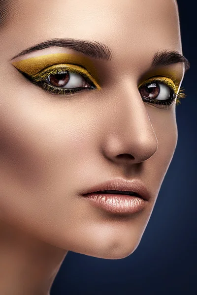 Женщина с желтым макияжем — стоковое фото
