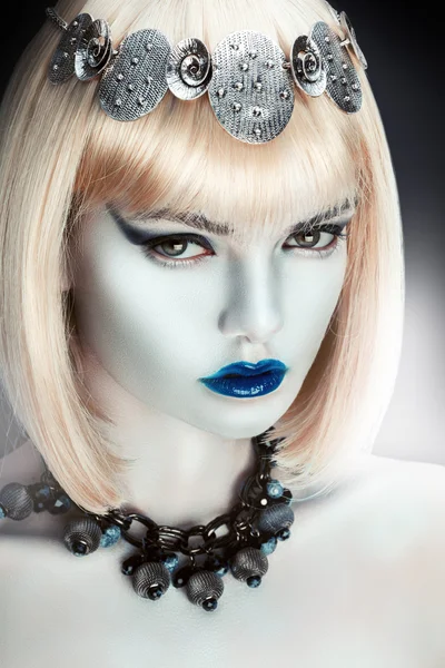 Mujer con labios azules —  Fotos de Stock