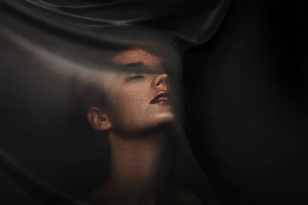Kvinnan under transparenta textil — Stockfoto