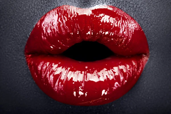 Red lips black leather — Stock Photo, Image