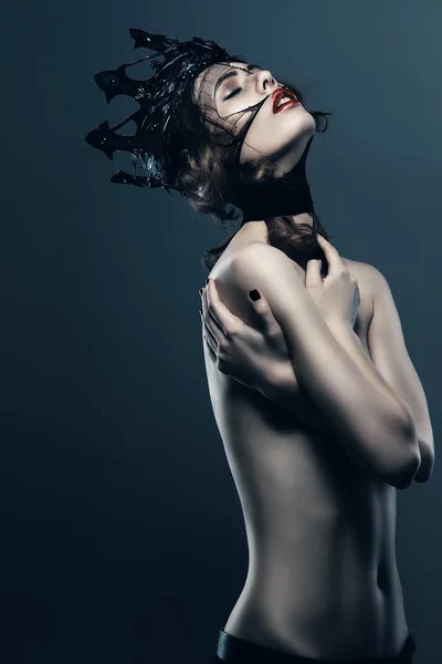 Mulher paixão em coroa preta — Fotografia de Stock