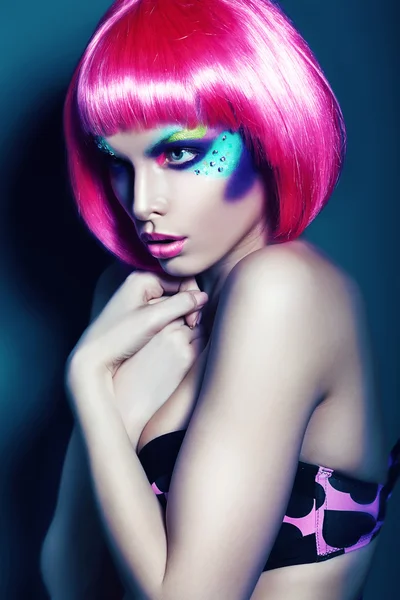 Kobieta z różowymi włosami — Zdjęcie stockowe