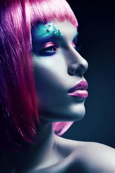 Frau mit pinkfarbener Frisur — Stockfoto