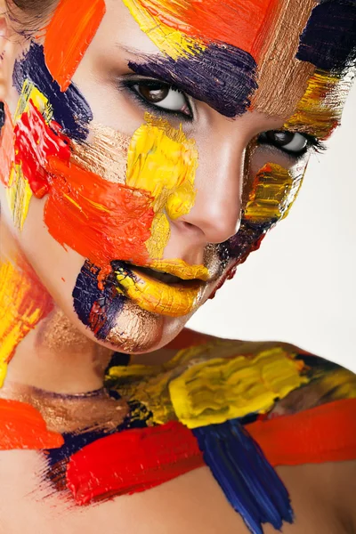 Brunette en peinture colorée — Photo