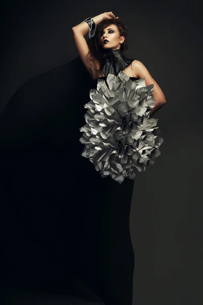 Mujer en falda con flor — Foto de Stock