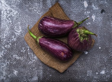 Antika arka plan üzerinde patlıcan