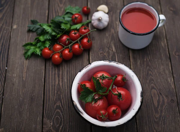 Verse tomaten en SAP — Stockfoto