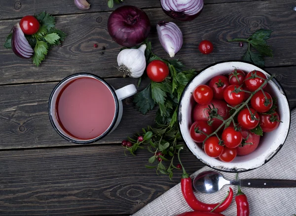 Cherry tomatoes and tomato juice — Stock Photo, Image
