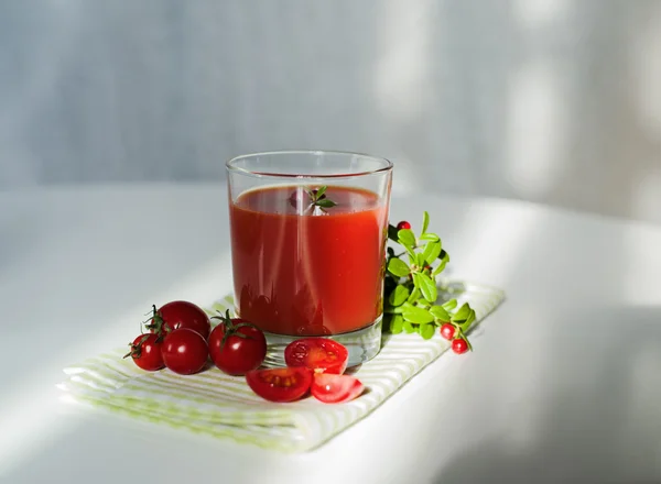 Cherry tomatoes and juice — Stock Photo, Image