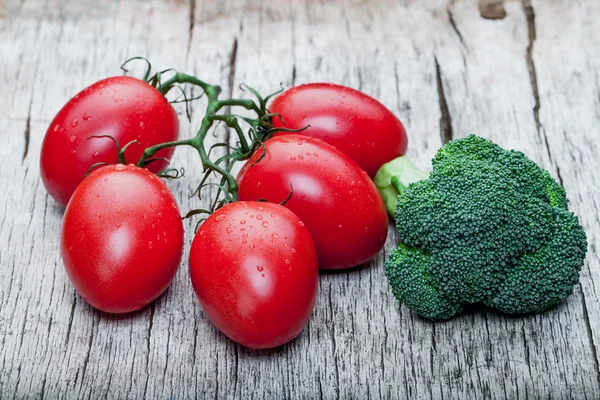 Red Tomatoes and Broccoli — Stock Photo, Image