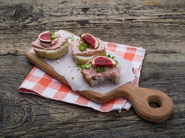 Bruschetta กับเนื้อและมะเดื่อ — ภาพถ่ายสต็อก