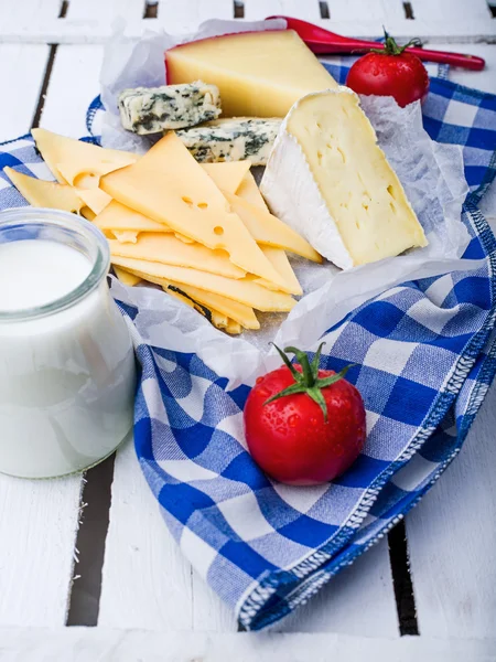 Different kinds of cheese — Stock Photo, Image