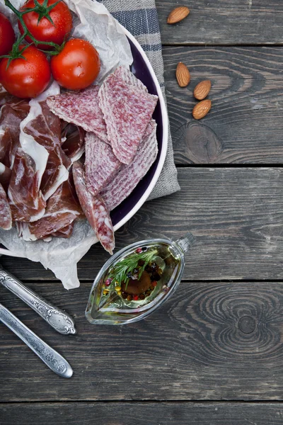 Prosciutto con pomodori e frutta — Foto Stock