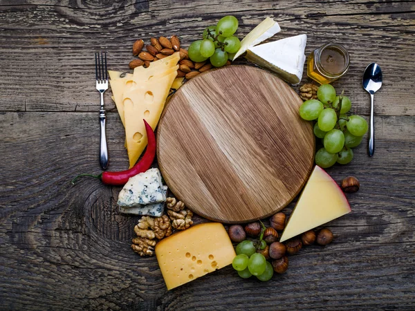 Cheese with nuts and grapes — Stock Photo, Image
